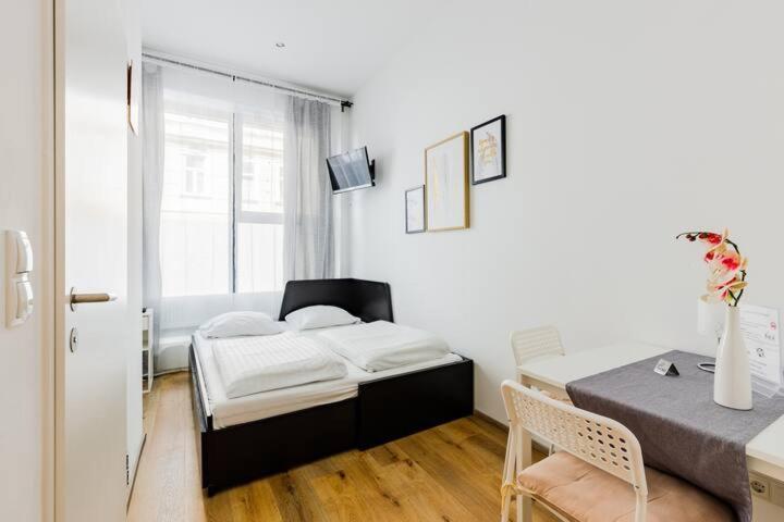 Budget Rooms West With Shared Kitchen Виена Екстериор снимка