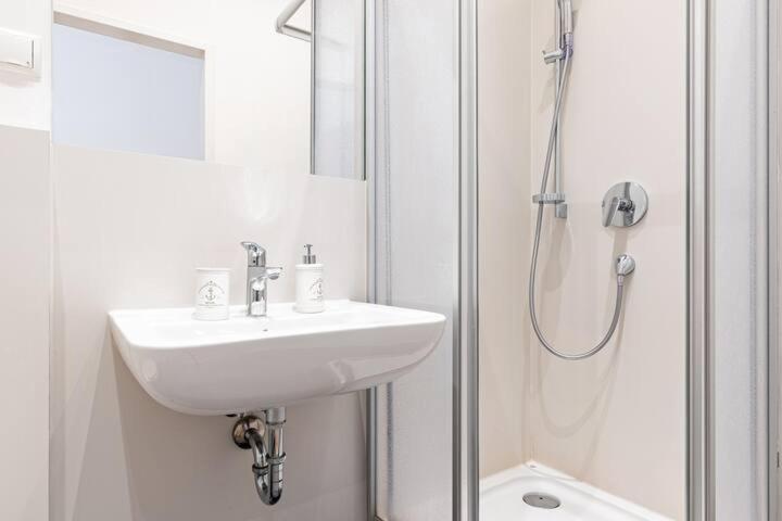 Budget Rooms West With Shared Kitchen Виена Екстериор снимка