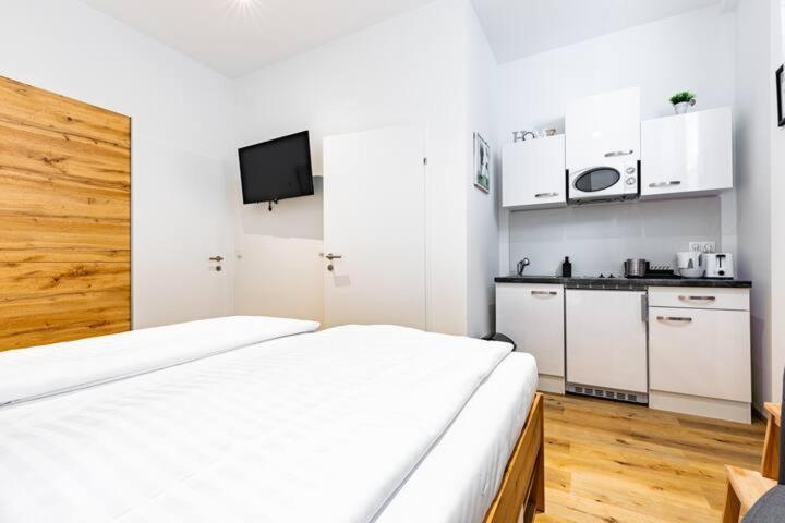 Budget Rooms West With Shared Kitchen Виена Екстериор снимка