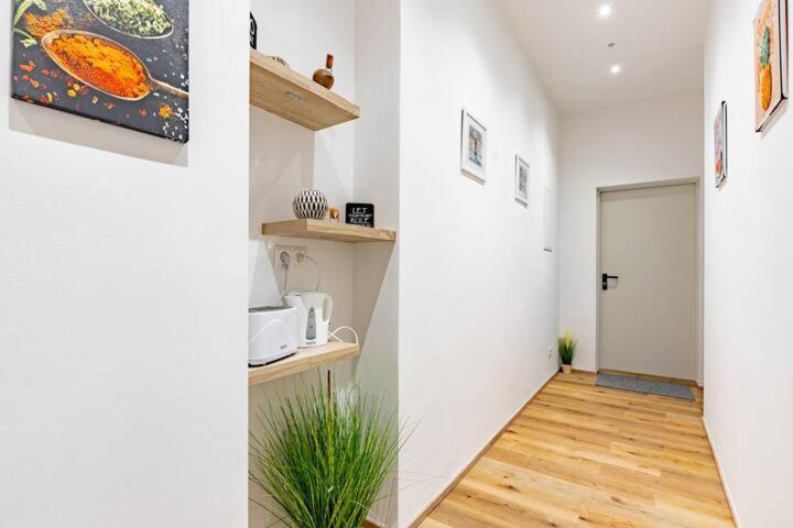 Budget Rooms West With Shared Kitchen Виена Екстериор снимка