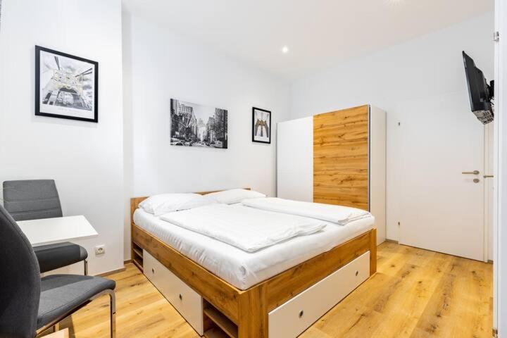 Budget Rooms West With Shared Kitchen Виена Екстериор снимка