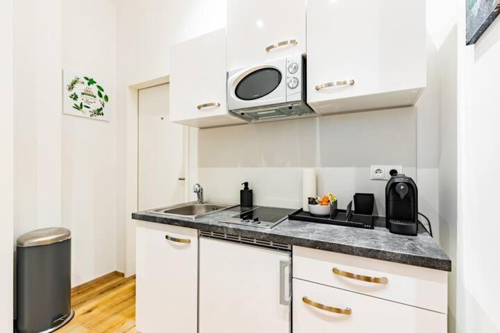 Budget Rooms West With Shared Kitchen Виена Екстериор снимка